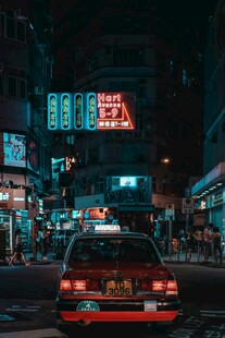 霓虹灯下的城市出租车