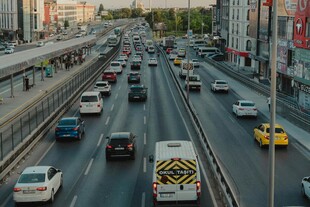 城市繁忙公路车流景象