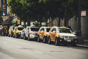 街道边整齐停放的出租车