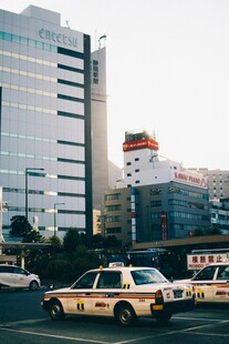 城市街道旁的出租车与高楼