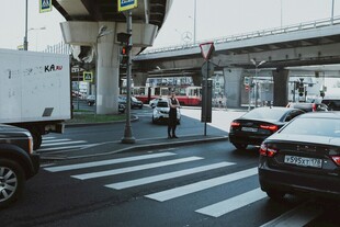 城市街道车辆行人场景