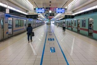 空旷地铁站内一人独行
