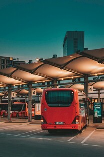 夜晚公交站的红色公交车