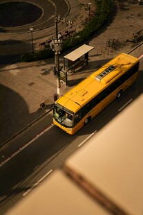 黄色巴士行驶于城市道路