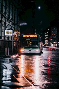 雨夜街头的行驶公交