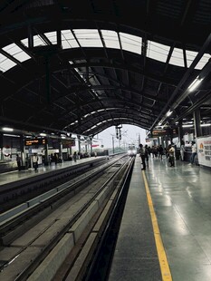 空旷地铁站台场景