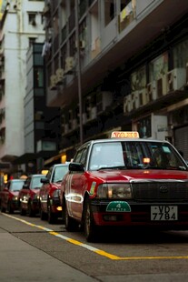 香港街头的红色出租车队列