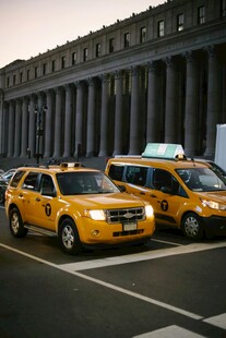 城市街道上的两辆黄色出租车
