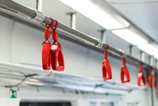 厨房悬挂的红色隔热手套