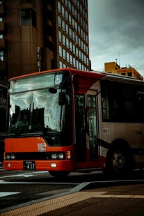 城市街道上的红色公共汽车