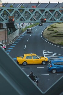 城市道路上的出租车与轿车