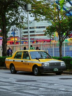 城市街道上的黄色出租车