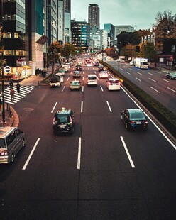 城市繁忙公路交通景象