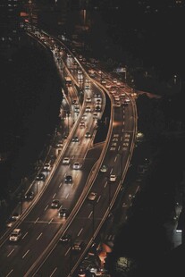城市夜晚繁忙的高速公路