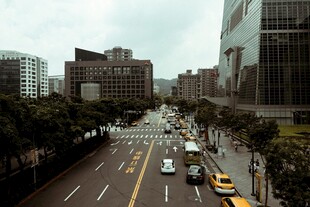 城市街道繁忙交通景象