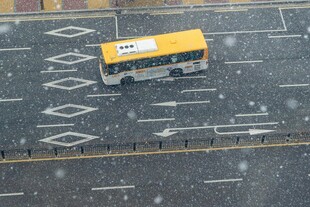 雪天行驶的黄色出租车