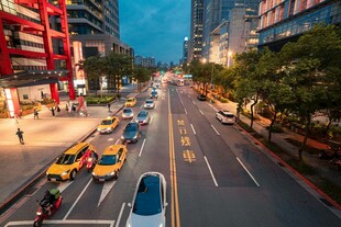 城市夜幕下的繁忙街道