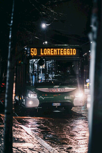 雨夜街头的复古汽车