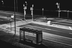 夜晚空旷街道公交站场景