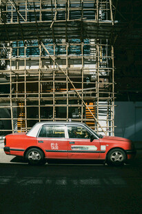 施工旁的红色出租车