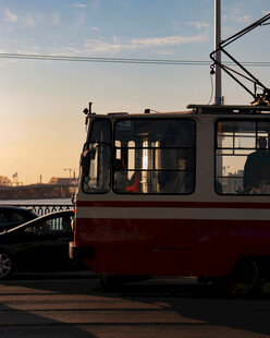 夕阳下的复古有轨电车