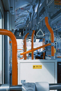 工厂内的橙色管道设施