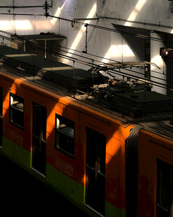 地铁列车车顶检修场景