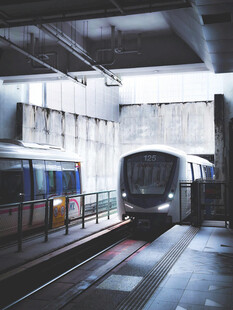 地铁站内的列车与站台