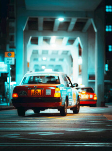 城市夜色中的出租车行驶
