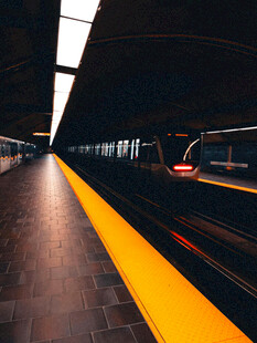 地铁站台列车快速驶过