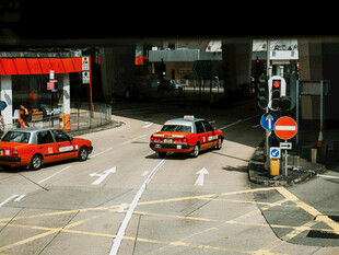 香港街头的红色出租车