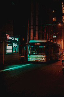 夜晚街头的亮灯公交车