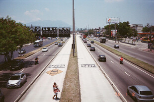 城市公路双车道交通景象