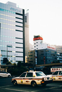 城市街道上的出租车与高楼