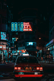 夜晚街头的出租车