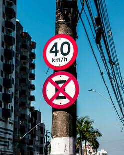 街道旁交通标志