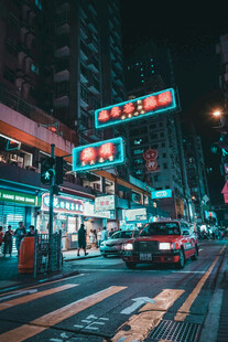 霓虹闪烁的都市夜间街道