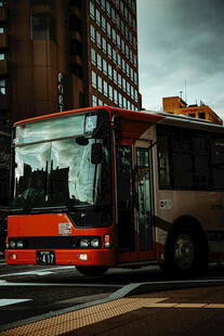 城市街道上的红色公共汽车