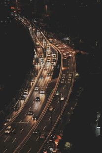 城市夜景中的繁忙高速公路