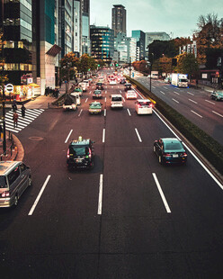 城市繁忙公路交通景象