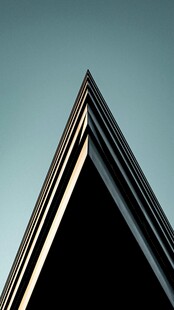 仰视下的几何建筑轮廓