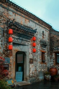 古旧民居挂红灯笼之景