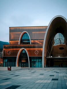 现代风格弧形建筑外观