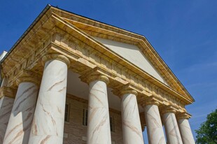 古典风格柱式建筑外观
