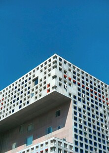 现代镂空建筑外观特写