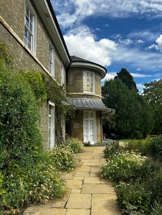 英式庭院中的优雅住宅