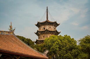 古寺塔楼映于绿树蓝天
