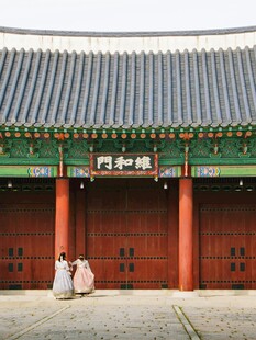 韩国传统建筑前的游客
