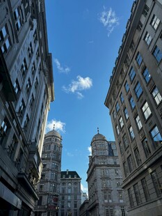 城市街道间的宏伟建筑景观