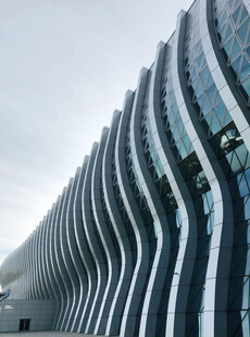 现代流线型建筑外观展示